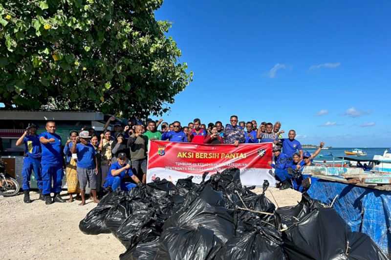 Polisi dan Warga Kumpulkan Sampah 42 Kantong Saat Aksi Bersih Pantai